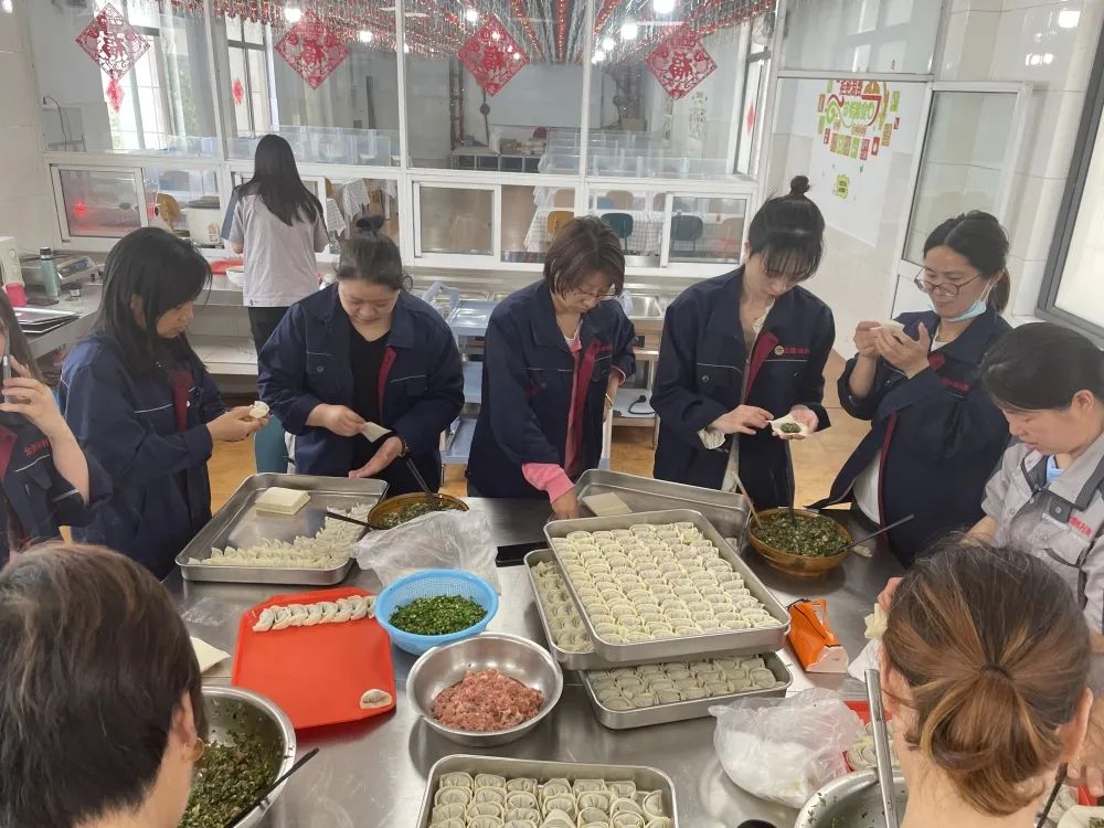 今朝立夏至，何處不啼鷹。